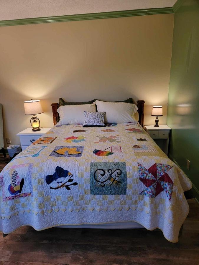 Moonlight Manor Bed & Breakfast Floyd 外观 照片